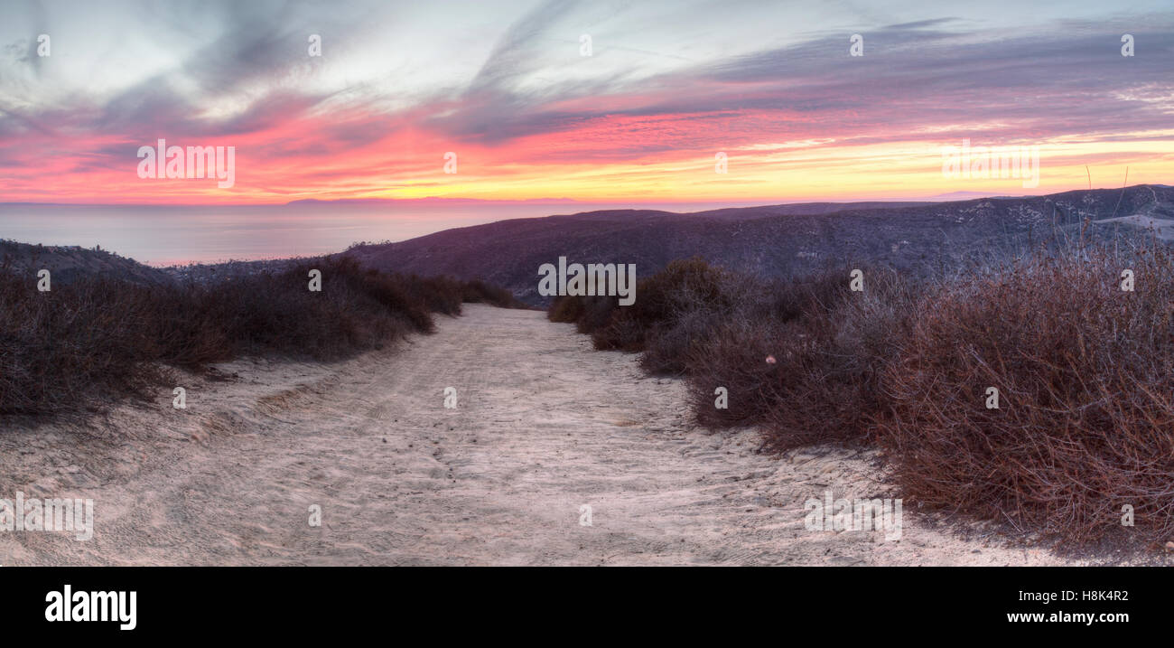Parte superiore del mondo sentiero escursionistico nel deserto di Laguna Beach in California al tramonto Foto Stock