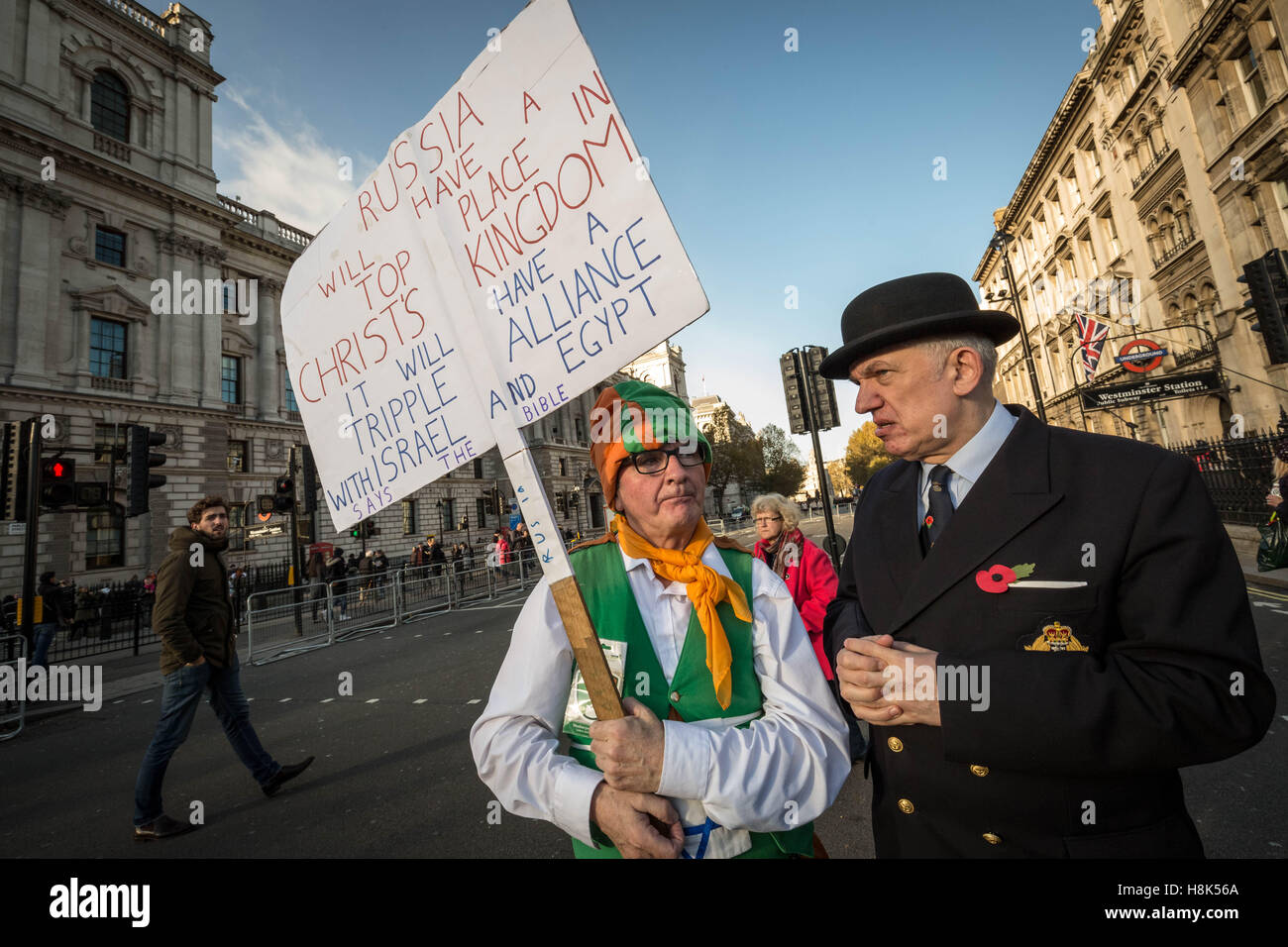 Il sacerdote di ballo (Neil Horan) discussioni la sua credenza religiosa che la fine del mondo è vicino sul ricordo Domenica di Whitehall, Londra, Regno Unito. Foto Stock