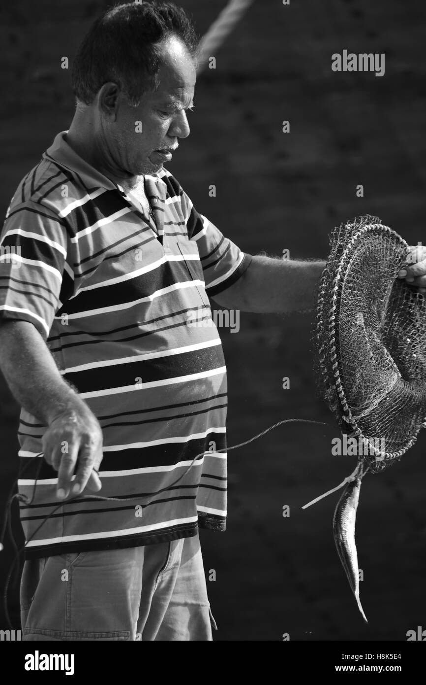L'uomo la pesca nel porto di Dubai Foto Stock