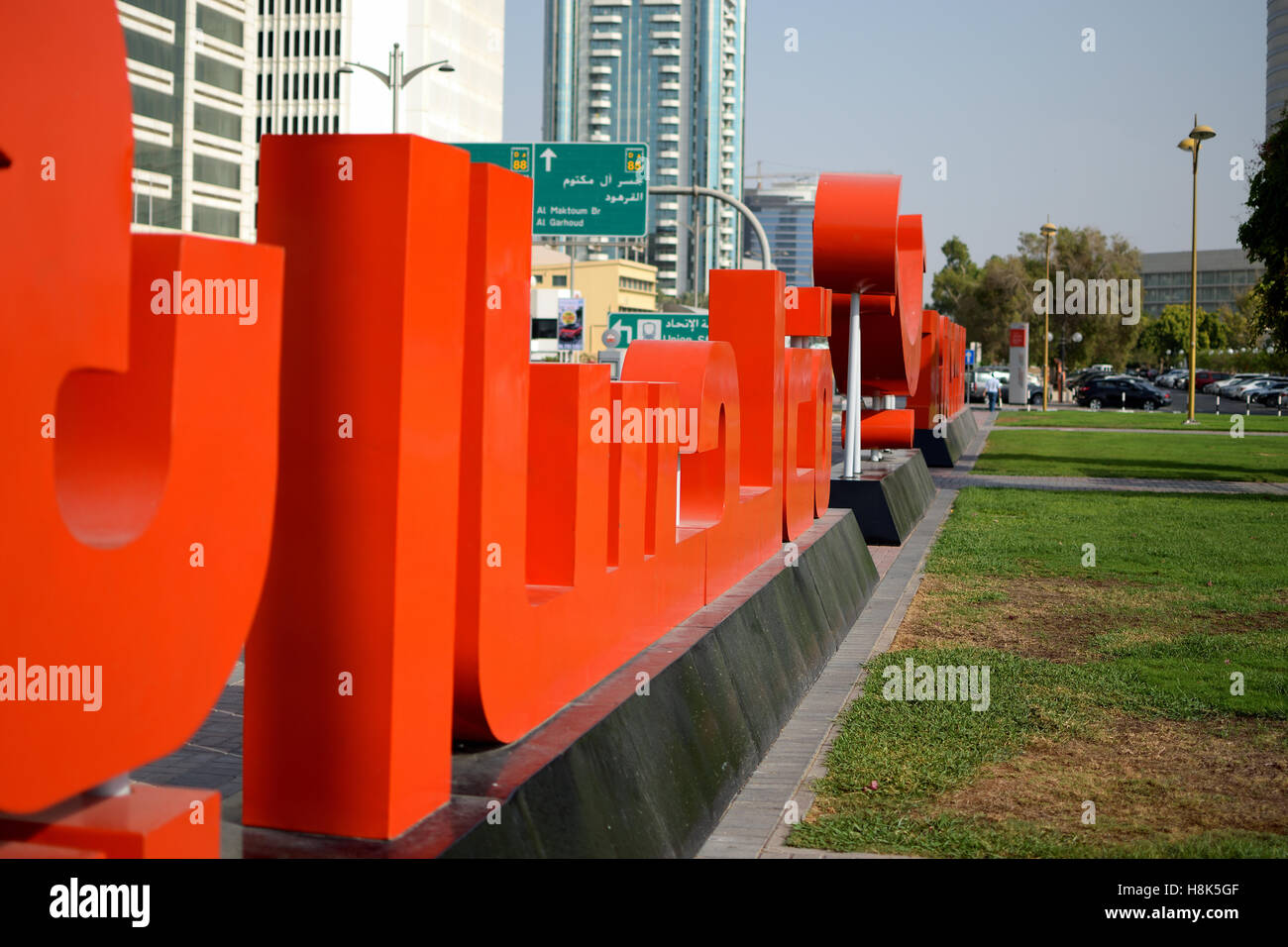 Segno gigante nel porto di Dubai Foto Stock