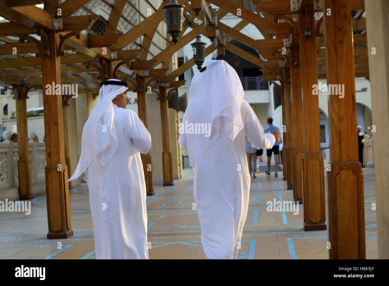 Emirati maschi in tradizionale dishdash Foto Stock