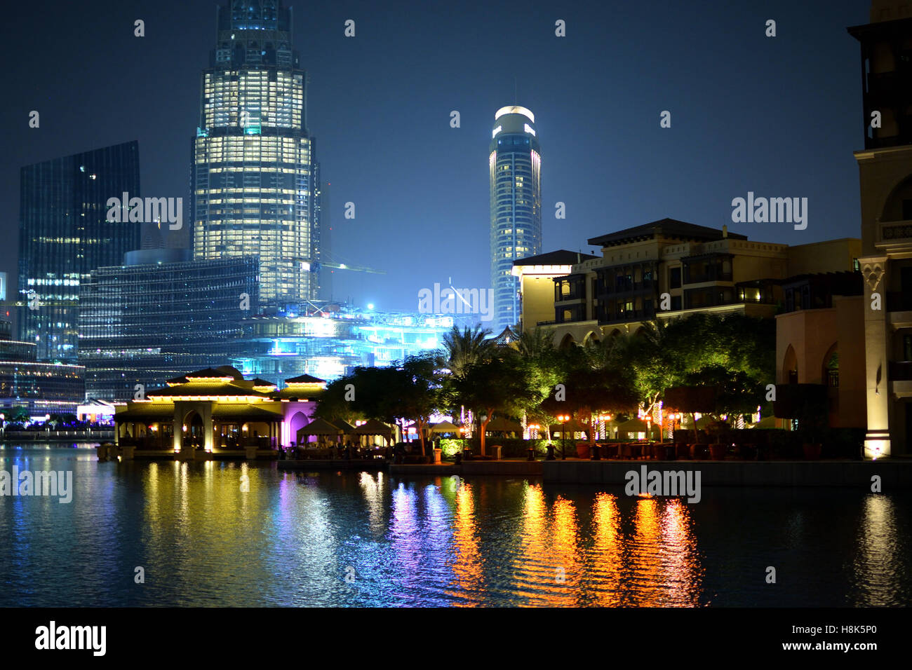 Dubai waterfront di notte Foto Stock
