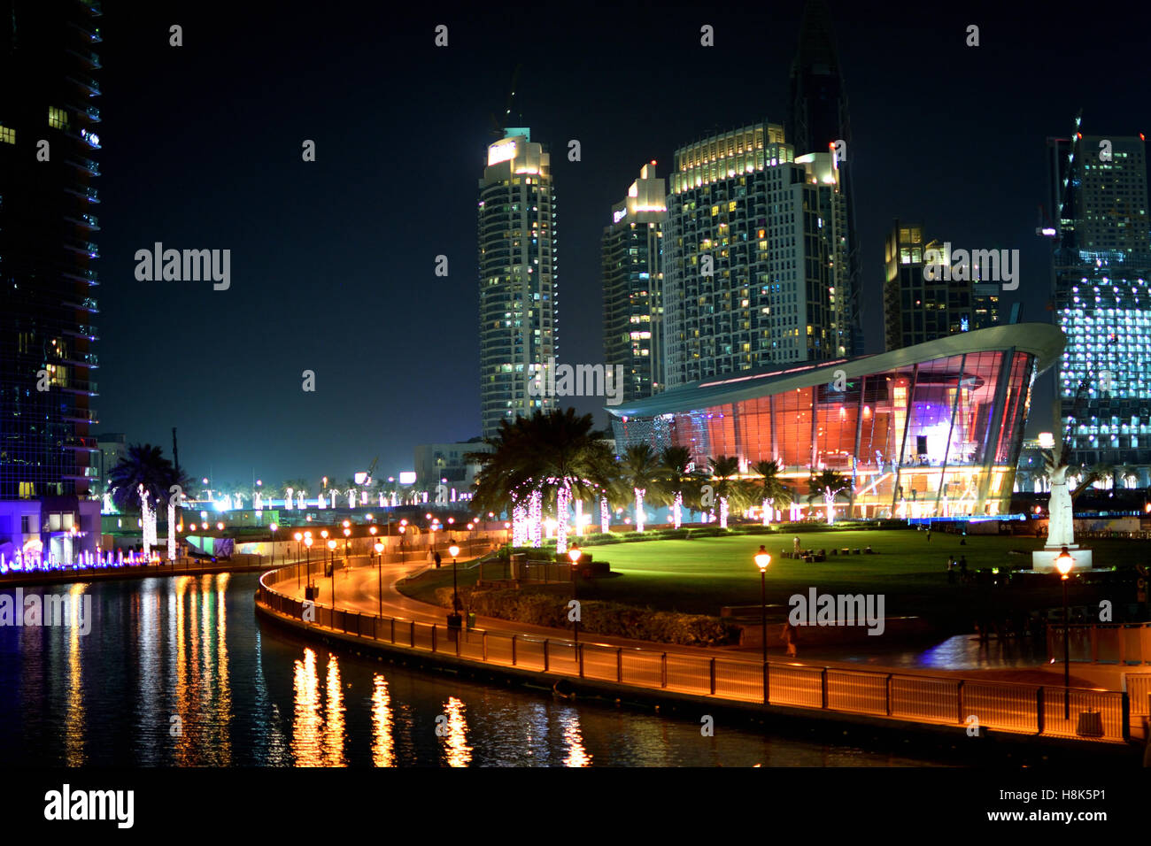 Dubai waterfront con Dubai Opera House Foto Stock
