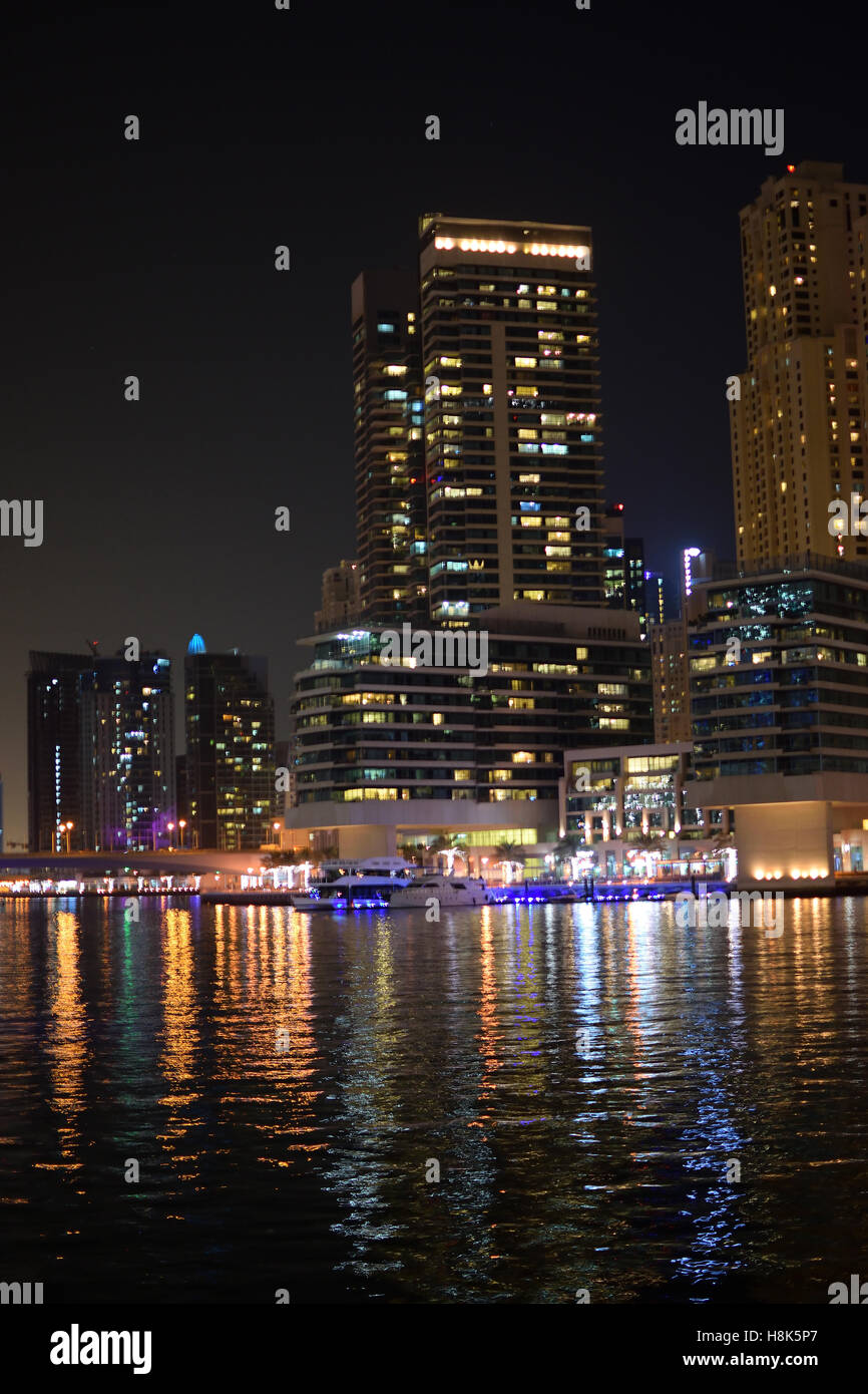 Dubai Marina di notte Foto Stock
