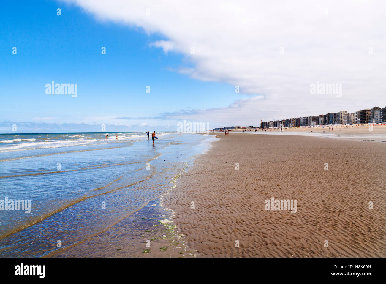 Vasta spiaggia di sabbia nella località balneare di Middelkerke, Belgio Foto Stock