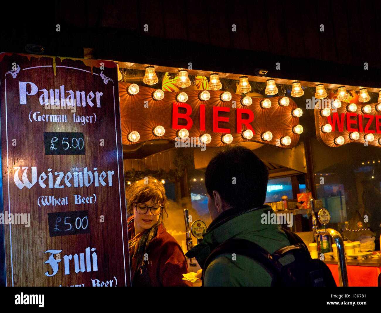 Il tedesco mercatino di Natale Bier stallo lager illuminata di notte South Bank London REGNO UNITO Foto Stock