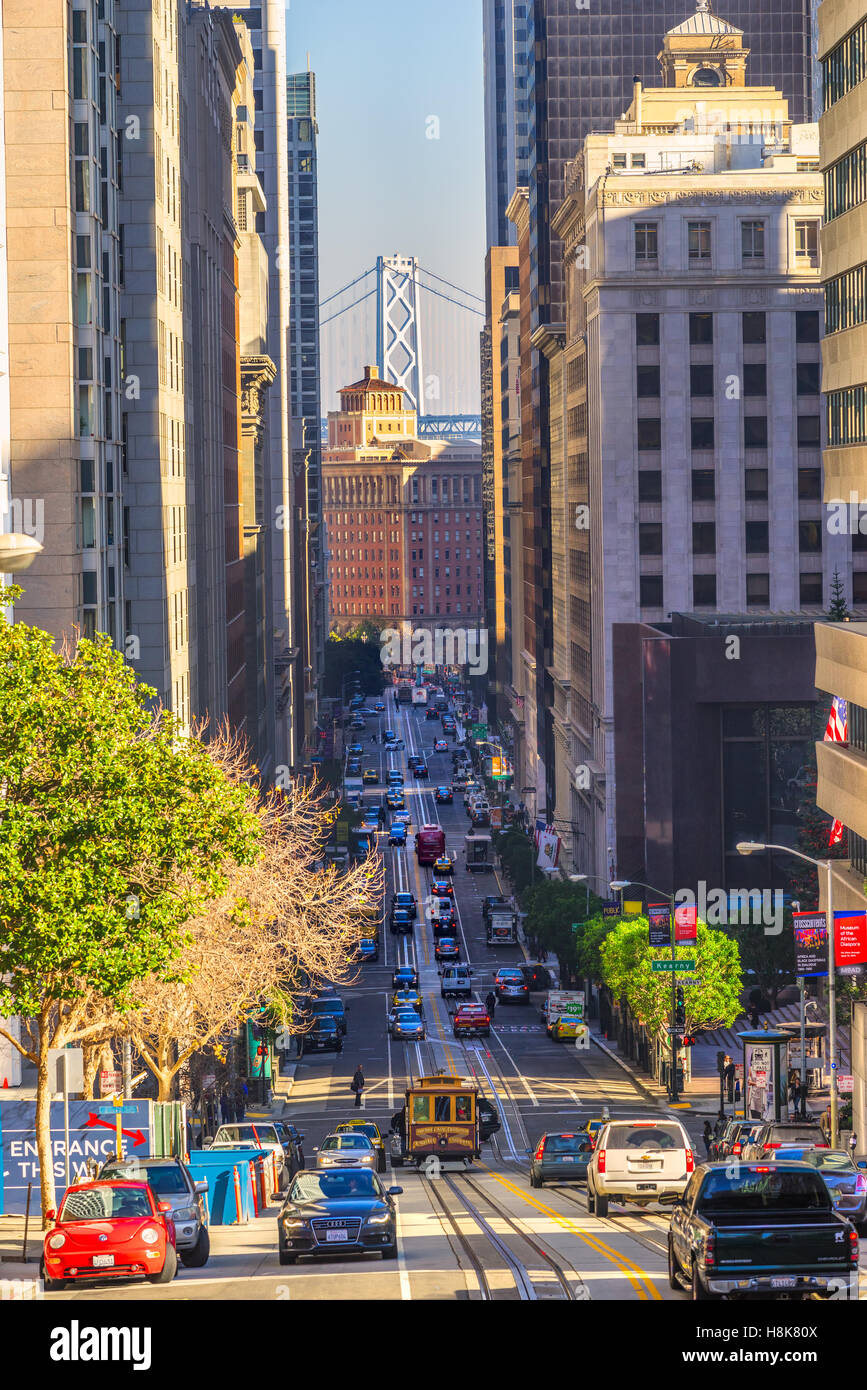 SAN FRANCISCO, Stati Uniti d'America - 16 dicembre: i passeggeri beneficiano di un giro in funivia sul dicembre 16, 2013 in San Francisco. Essa è la più antica mech Foto Stock