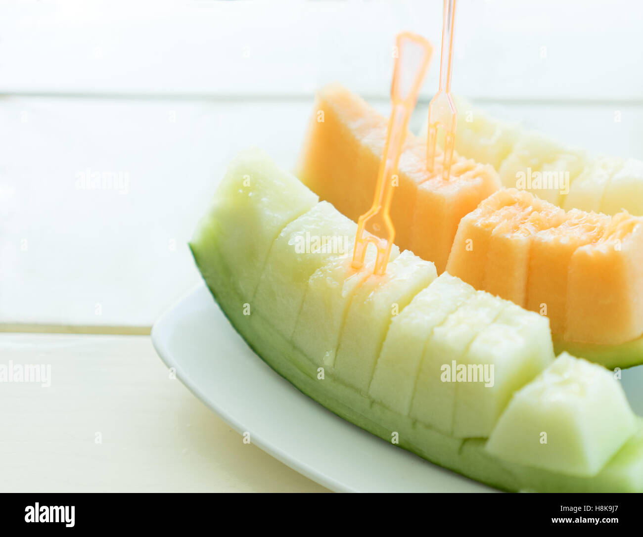 Succosa fetta di melone Cantalupo sul piatto di ceramica Foto Stock