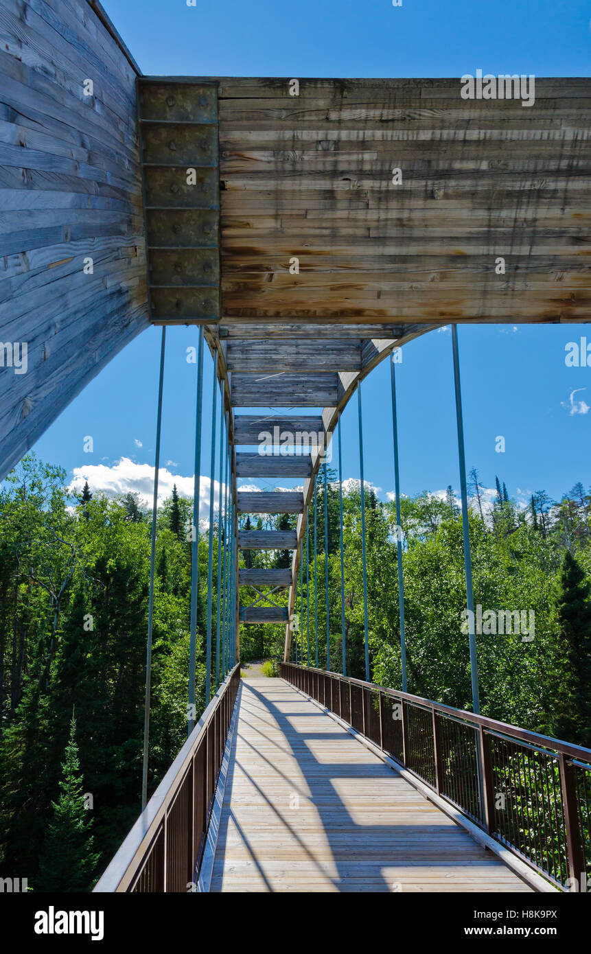 In legno curvato in ponte Ouimet Canyon vicino a Thunder Bay Foto Stock