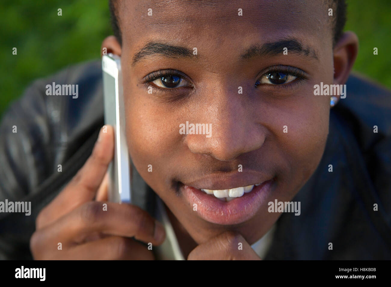 Giovane africano sul telefono cellulare Foto Stock