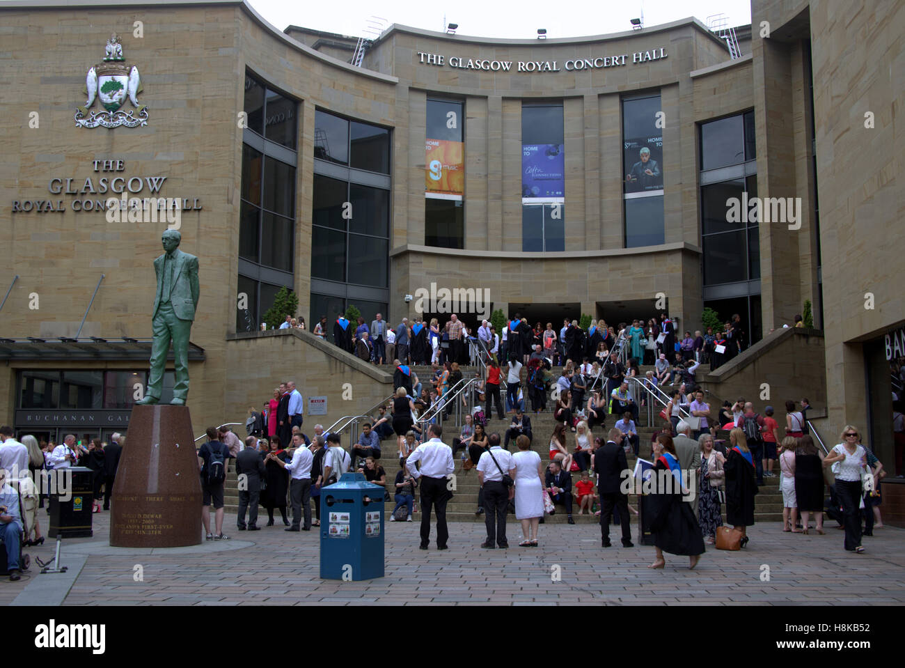 Laurea universitaria a Glasgow Royal Concert hall si riversa fuori oltre le fasi di Sauchiehall e Buchanan Street Junction Foto Stock