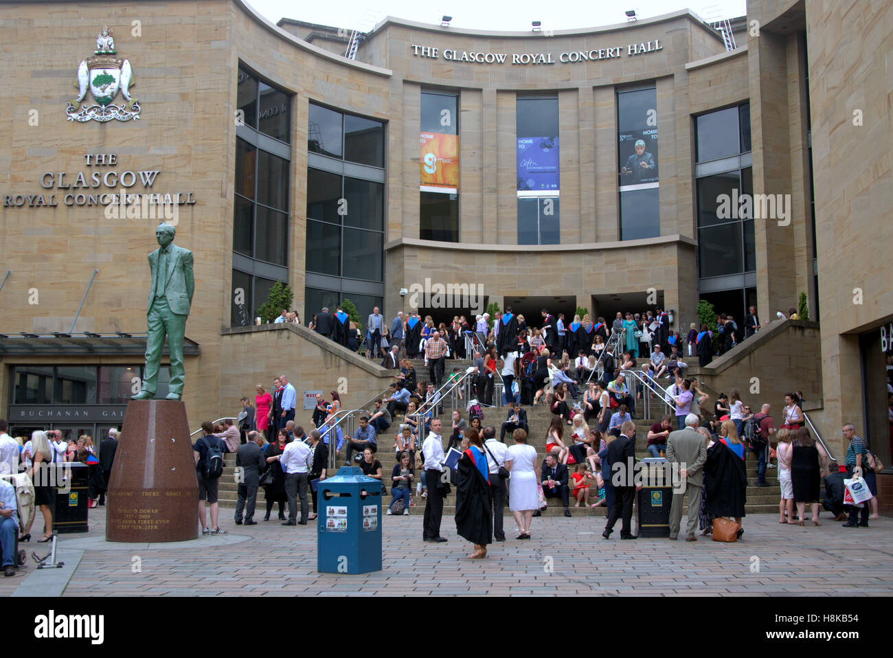 Laurea universitaria a Glasgow Royal Concert hall si riversa fuori oltre le fasi di Sauchiehall e Buchanan Street Junction Foto Stock