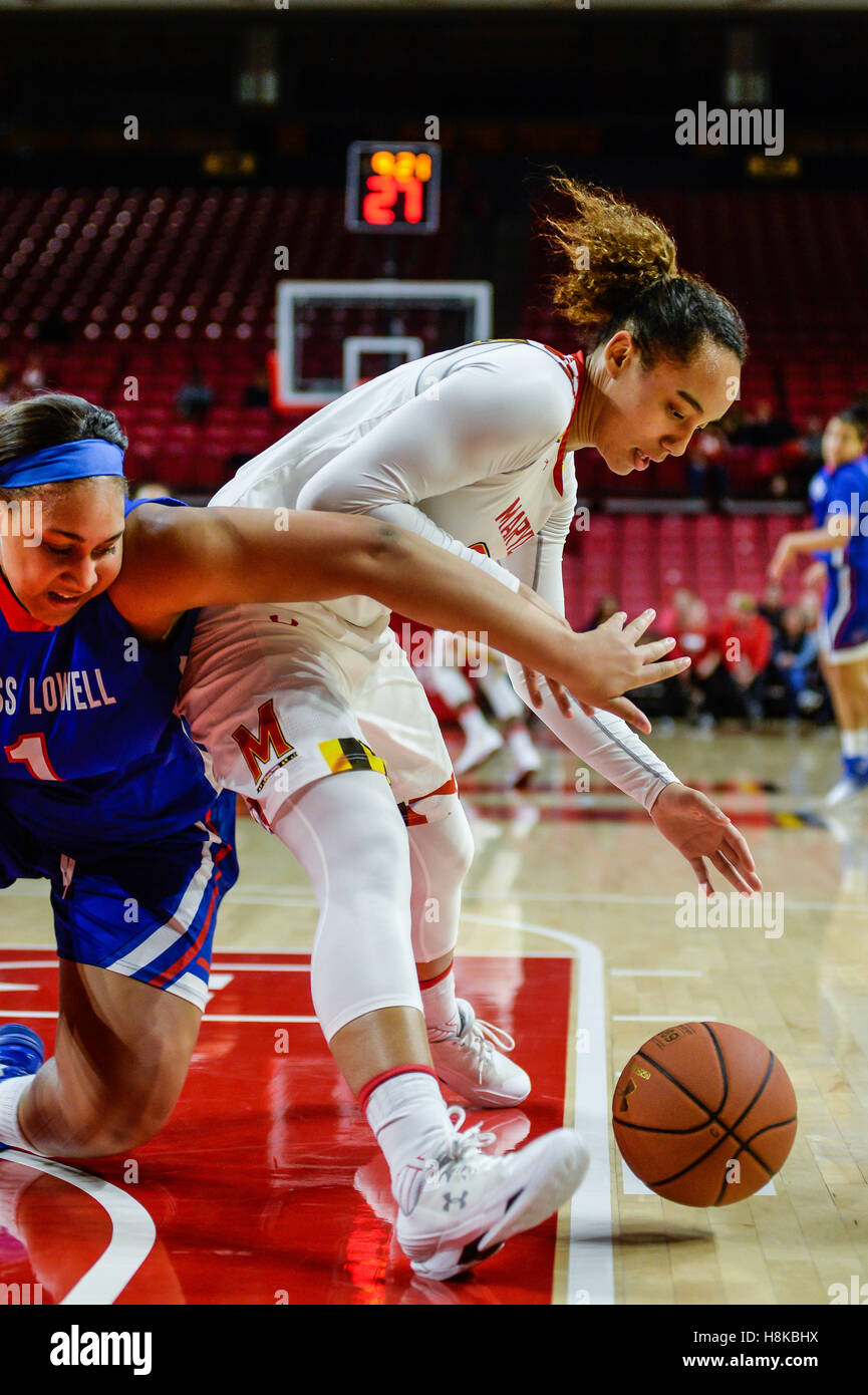 Annapolis, Maryland, Stati Uniti d'America. Xiii Nov, 2016. BLAIR WATSON (22) combatte per il possesso della palla durante il Maryland v UMASS Lowell gioco tenuto presso il centro XFINITY, College Park, Maryland. Credito: Amy Sanderson/ZUMA filo/Alamy Live News Foto Stock