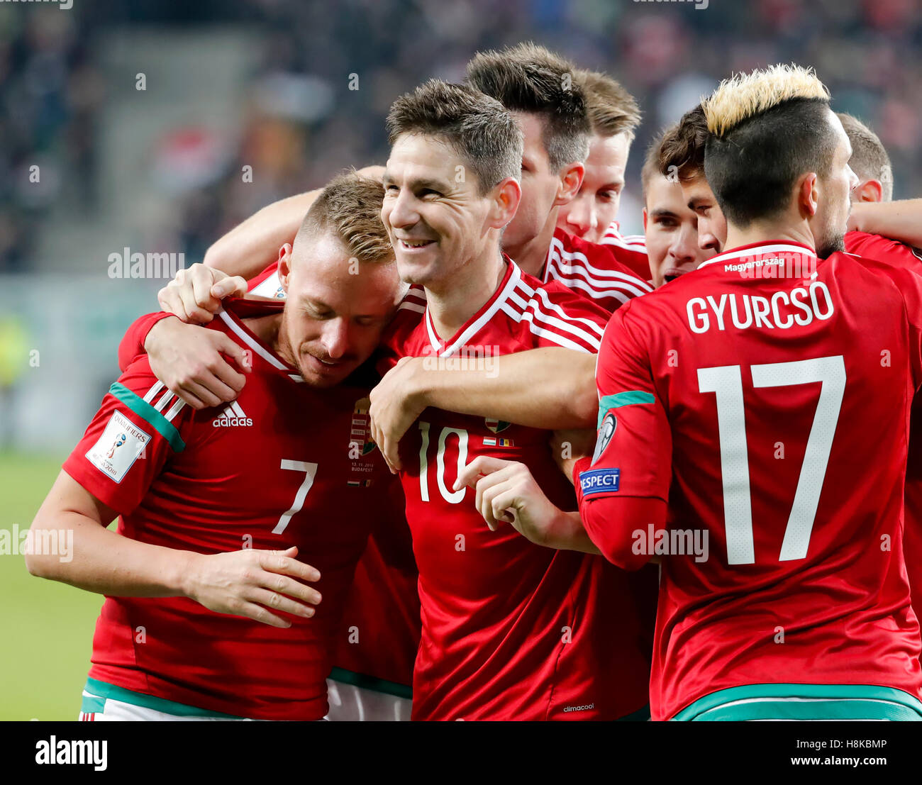 BUDAPEST, Ungheria - 13 novembre: Zoltan Gera #10) di Ungheria celebra il suo obiettivo con Balazs Dzsudzsak #7 e i compagni di squadra di Ungheria durante il 2018 FIFA World Cup Qualifier match tra Ungheria e il Principato di Andorra a Groupama Arena il 13 novembre 2016 a Budapest, Ungheria. Foto Stock