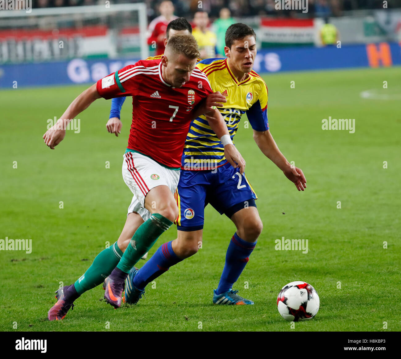 BUDAPEST, Ungheria - 13 novembre: Balazs Dzsudzsak #7 di Ungheria compete per la sfera con Max Llovera #20 di Andorra durante il 2018 FIFA World Cup Qualifier match tra Ungheria e il Principato di Andorra a Groupama Arena il 13 novembre 2016 a Budapest, Ungheria. Foto Stock