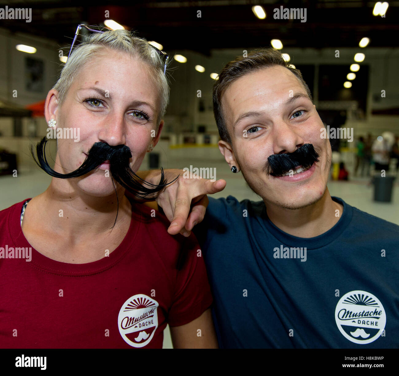 Huntington Beach, California, Stati Uniti d'America. Xiii Nov, 2016. Le persone prendono parte al Dache baffi, un baffi-tema fun run che raccoglie fondi per il Movember Foundation, una carità globale impegnata a uomini che vivono più felice e più salutare, vive più. Credito: Brian Cahn/ZUMA filo/Alamy Live News Foto Stock