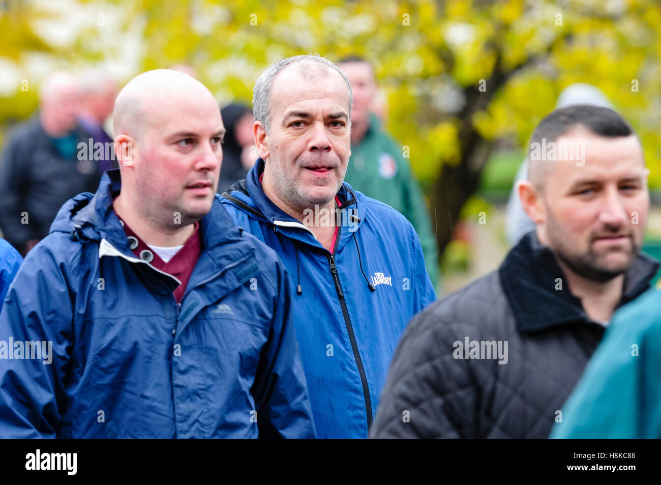 Belfast, settentrionale, Irlanda. Xiii Nov, 2016. I dissidenti repubblicani Dee Fennell (Ardoyne) e Colin Duffy (Lurgan) prendere parte in una sfilata in ricordo del vol. Patricia nero, morto il 15 Nov 1991. Credito: Stephen Barnes/Alamy Live News Foto Stock