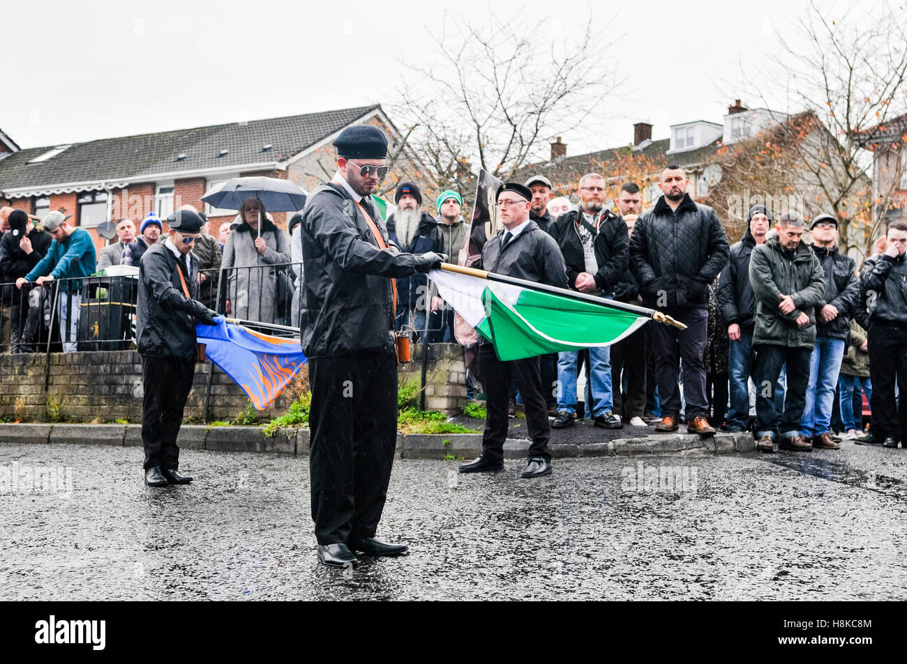 Belfast, settentrionale, Irlanda. Xiii Nov, 2016. I repubblicani tenere la sfilata di un corteo in ricordo del vol. Patricia nero, morto il 15 Nov 1991. Credito: Stephen Barnes/Alamy Live News Foto Stock