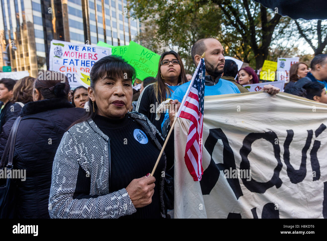 New York, Stati Uniti d'America 12 Novembre 2016 - Cinque giorni dopo le elezioni presidenziali anti-Trump manifestanti marzo dal Trump Hotel and Towers in Columbus Circle, al Trump Tower sulla Quinta Avenue. Il rally dal titolo Siamo qui per questo soggiorno è stato organizzato da diversi gruppi di immigrati in risposta al Presidente eletto Donald trionfi campagna promessa di deportare gli immigrati clandestini. Credito: Stacy Rosenstock Walsh / Alamy Live News Foto Stock