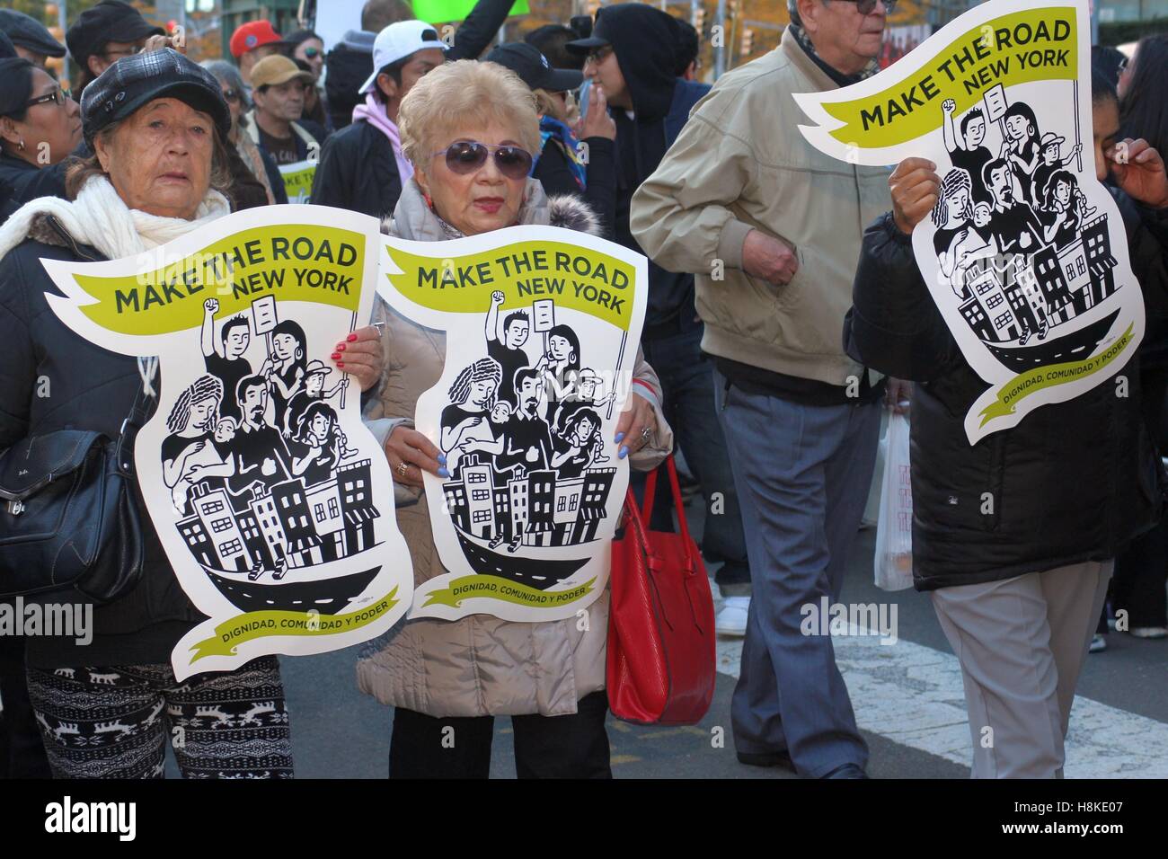 La città di New York New York, US. Xiii Nov, 2016. Trump Anti-Donald proteste ha continuato per un quinto giorno nella città di New York. Doppiato il ''˜qui per rimanere' Rally e marzo ha visto alcuni dei più grande folla ancora per protestare contro l'apprendista presidente-eletto Donald Trump, per data. Il primo pomeriggio si sono riuniti di dimostrazione per il rally al Trump International Hotel e la torre su Central Park West, il disegno di un gran numero di immigrati e di supporto nuovo Yonkers, poi hanno marciato al Presidente degli Stati Uniti-eleggere la casa e il quartier generale sulla Quinta Avenue, dove la dimostrazione ha continuato. (Credito Immagine: © 2016 G. Ronald Lo Foto Stock