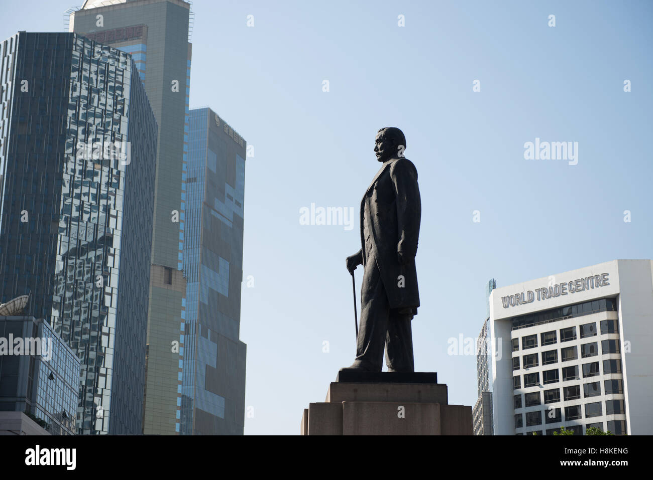 Nanjing, Nanjing, Cina. Xi Nov, 2016. Nanjing, Cina-Novembre 11 2016: (solo uso editoriale. Cina OUT) .La statua in bronzo di Sun Yat-sen in piedi nel centro della piazza Xinjiekou in Nanjing, a est della capitale cinese della provincia di Jiangsu, Novembre 11th, 2016. È il centocinquantesimo anniversario della Sun Yat-sen il compleanno nel novembre 12th, 2016. La statua in bronzo di Sun Yat-sen è stato costruito nel 1996, commemorazione di Sun Yat-sen. Sun Yat-sen è un rivoluzionario cinese, medico, primo presidente e fondatore della Repubblica di Cina. Come il primo pioniere della Repubblica di Cina, Sun è di cui t Foto Stock