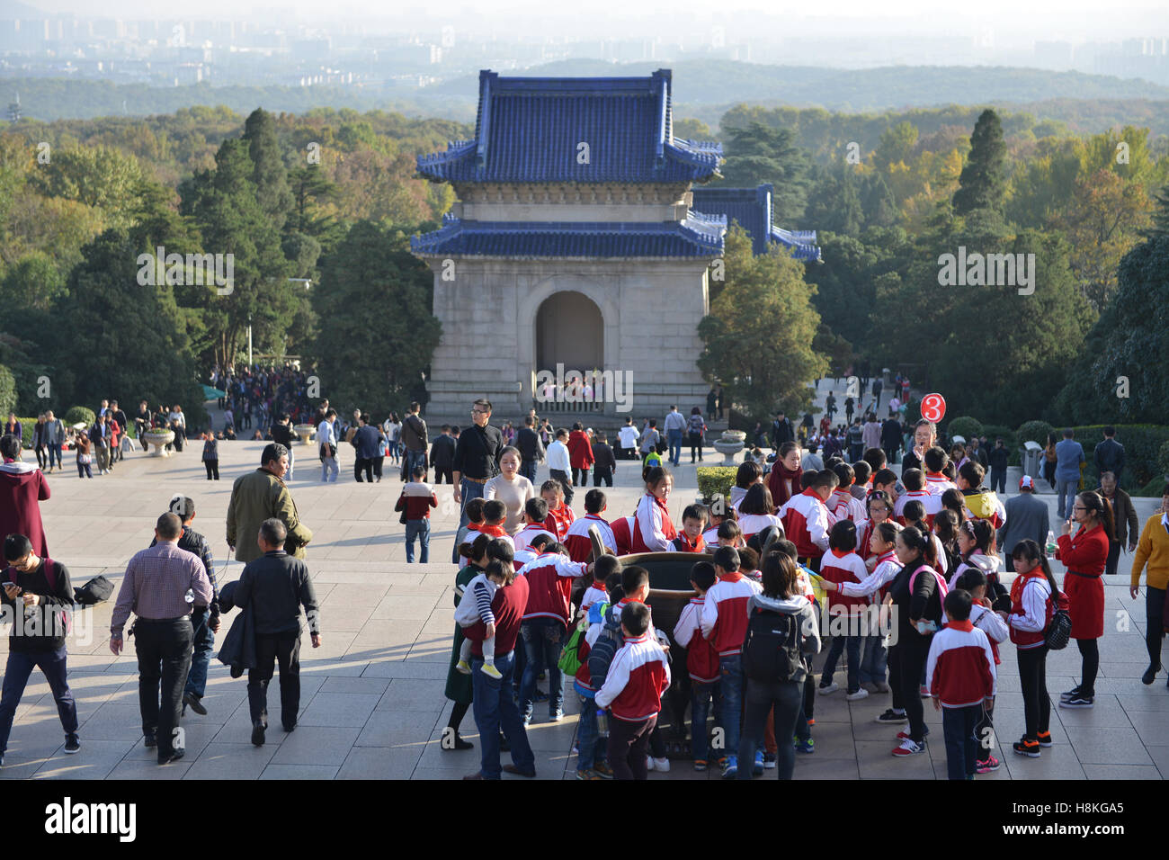 Nanjing, Nanjing, Cina. Xi Nov, 2016. Nanjing, Cina-Novembre 11 2016: (solo uso editoriale. Cina OUT) .Persone commemorare il dott. Sun Yatsen presso Sun Yat-sen nel Mausoleo, Nanjing, a est della capitale cinese della provincia di Jiangsu, Novembre 11th, 2016, segnando il centocinquantesimo anniversario della Sun Yat-sen il compleanno. Dr.Sun Yat-sen è un rivoluzionario cinese, medico, primo presidente e fondatore della Repubblica di Cina. Come il primo pioniere della Repubblica di Cina, Sun è indicato come il " padre della nazione'' nella Repubblica di Cina (ROC), di Hong Kong e di Macao e il ''del Forerunner Foto Stock