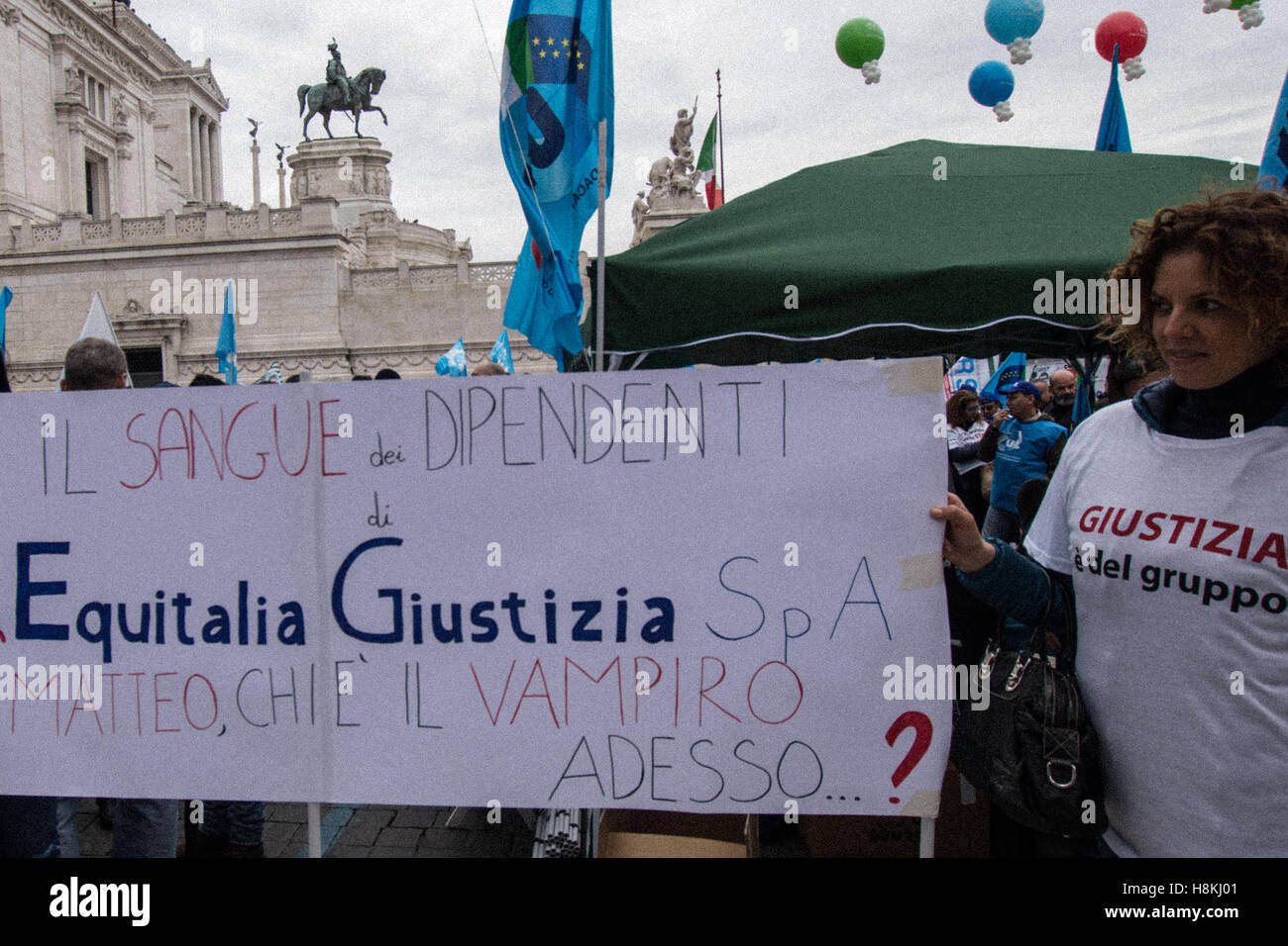 Roma, Italia. 14 Novembre, 2016. Migliaia di lavoratori di Equitalia, una proprietà dello stato raccolta fiscale agenzia, prendere la strada durante un sciopero nazionale per protestare contro il Primo Ministro Matteo Renzi proposta per chiudere l'ente pubblico italiano responsabile per la riscossione del prelievo fiscale in Italia a Roma. Credito: Andrea Ronchini/Alamy Live News Foto Stock