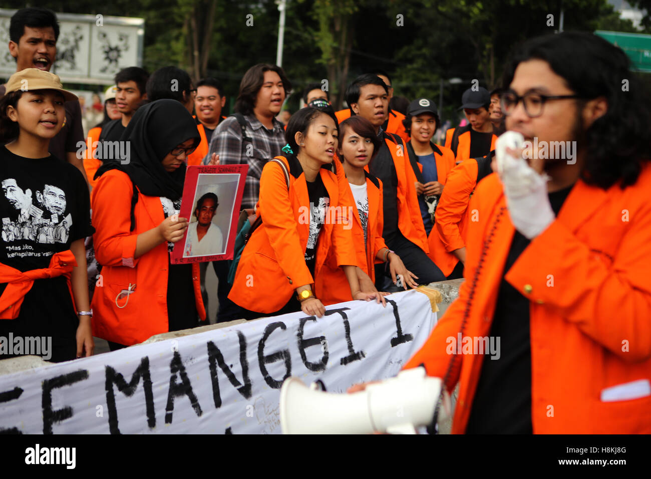 Di Giacarta, a Jakarta, Indonesia. Xiv Nov, 2016. I gruppi di studenti da Atma Jaya University, Giacarta, insieme con gli attivisti nel 1998, insieme con la famiglia della vittima Semanggi tragedia facendo marzo dalla parte anteriore del coordinatore del ministero politica, del diritto e della sicurezza, al Palazzo di stato. Di fronte al Palazzo di stato che esprimono le loro aspirazioni e anche le famiglie delle vittime della tragedia di trifoglio orazione partecipare. Azione di pace è chiuso con il cerimoniale di bandiera a metà il montante in memoria delle vittime della tragedia di credito di trifoglio: Denny Pohan/ZUMA filo/Alamy Live News Foto Stock