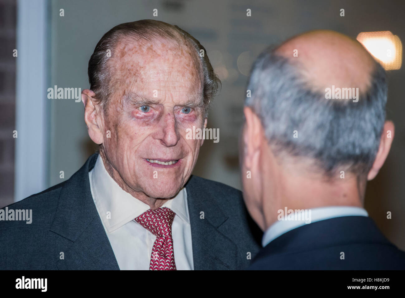 Londra, Regno Unito. 14 Novembre, 2016. Il Duca di Edimburgo si apre il nuovo Design Museum di Kensington. Il Museo del Design si è spostato a Kensington High Street dalla sua ex casa come stabilito un punto di riferimento di Londra, situato sulle rive del fiume Tamigi. Il nuovo museo sarà dedicato al design contemporaneo e architettura, una vetrina internazionale per le molte competenze di progettazione in cui la Gran Bretagna eccelle e un centro creativo e promuovere l'innovazione e di nutrire la prossima generazione di talenti del design. Credito: Guy Bell/Alamy Live News Foto Stock