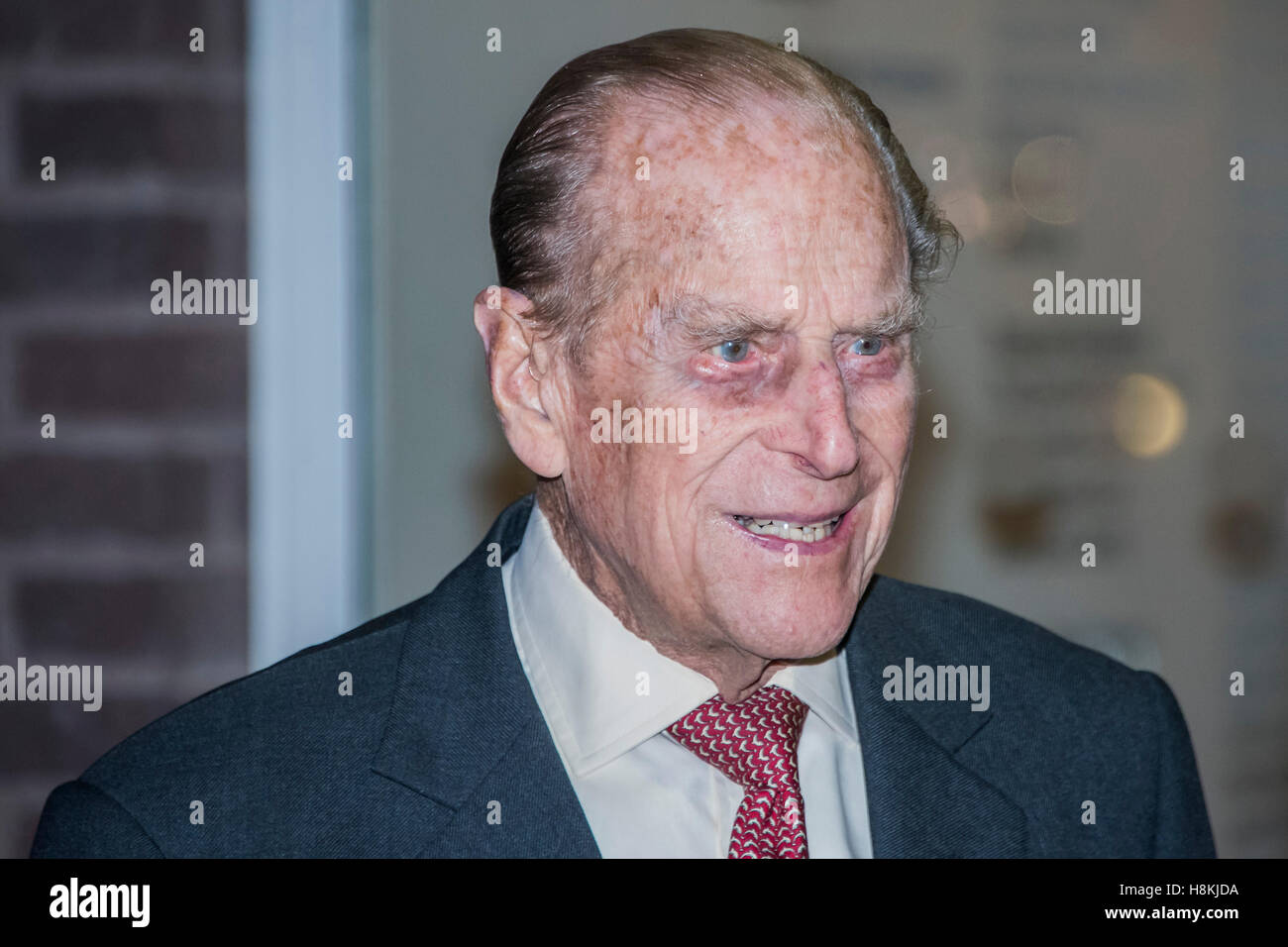 Londra, Regno Unito. 14 Novembre, 2016. Il Duca di Edimburgo si apre il nuovo Design Museum di Kensington. Il Museo del Design si è spostato a Kensington High Street dalla sua ex casa come stabilito un punto di riferimento di Londra, situato sulle rive del fiume Tamigi. Il nuovo museo sarà dedicato al design contemporaneo e architettura, una vetrina internazionale per le molte competenze di progettazione in cui la Gran Bretagna eccelle e un centro creativo e promuovere l'innovazione e di nutrire la prossima generazione di talenti del design. Credito: Guy Bell/Alamy Live News Foto Stock