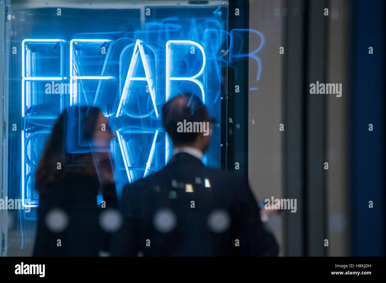 Londra, Regno Unito. 14 Novembre, 2016. Il Duca di Edimburgo si apre il nuovo Design Museum di Kensington. Il Museo del Design si è spostato a Kensington High Street dalla sua ex casa come stabilito un punto di riferimento di Londra, situato sulle rive del fiume Tamigi. Il nuovo museo sarà dedicato al design contemporaneo e architettura, una vetrina internazionale per le molte competenze di progettazione in cui la Gran Bretagna eccelle e un centro creativo e promuovere l'innovazione e di nutrire la prossima generazione di talenti del design. Credito: Guy Bell/Alamy Live News Foto Stock