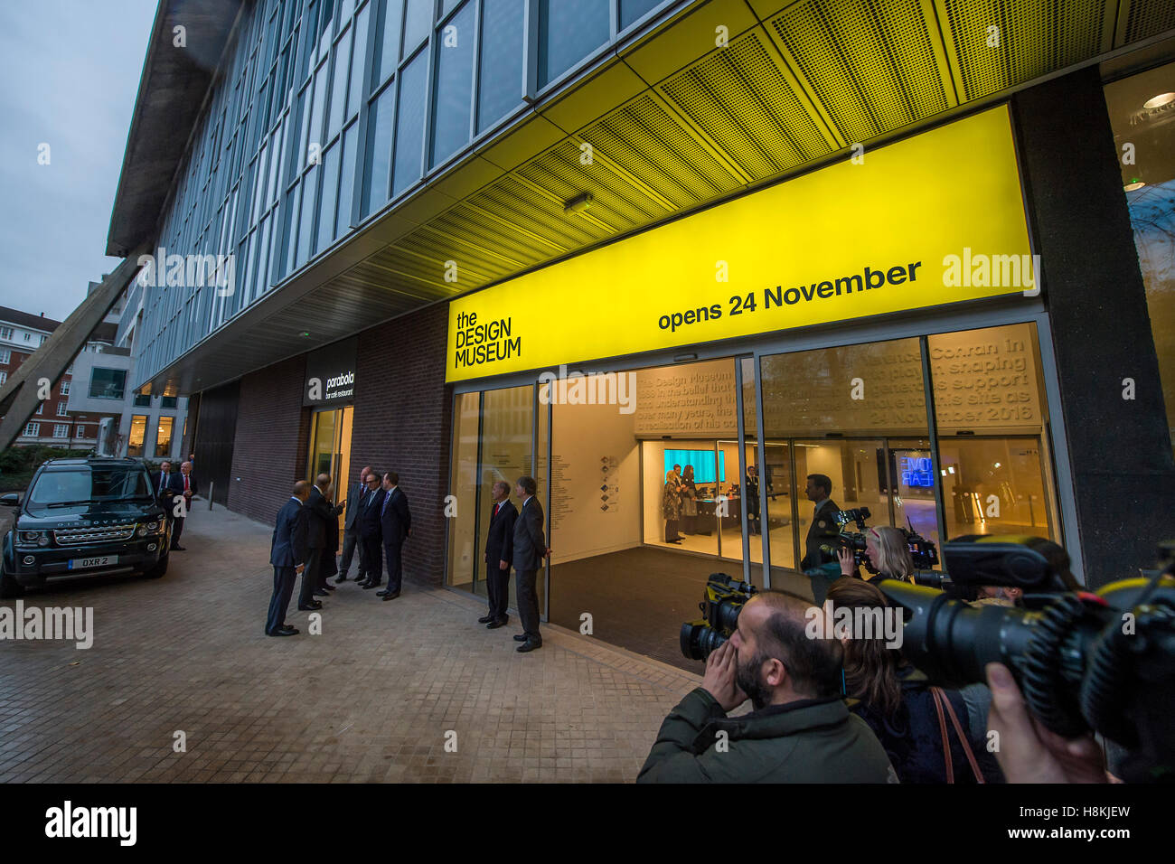 Londra, Regno Unito. 14 Novembre, 2016. Il Duca arriva e viene accolto dai membri del consiglio di Kensington e il personale del museo - il Duca di Edimburgo si apre il nuovo Design Museum di Kensington. Il Museo del Design si è spostato a Kensington High Street dalla sua ex casa come stabilito un punto di riferimento di Londra, situato sulle rive del fiume Tamigi. Credito: Guy Bell/Alamy Live News Foto Stock