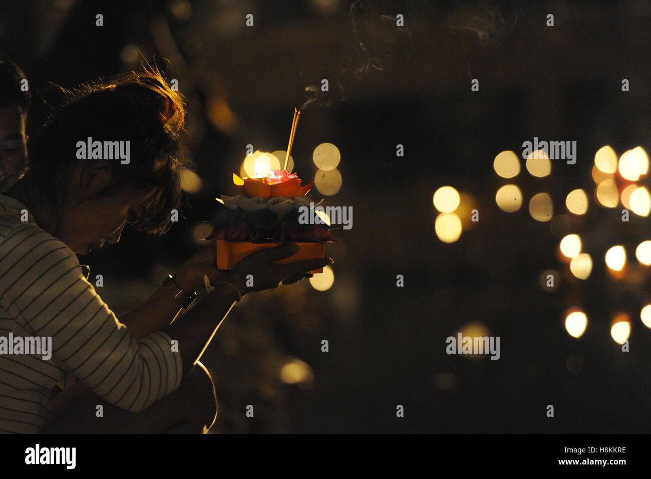 (161114) -- Samut Prakan (Thailandia), nov. 14, 2016 (Xinhua) -- una donna prega prima di impostare a galla un Krathong in un parco a Samut Prakan Provincia, Thailandia, su nov. 14, 2016. Thailandia osservato l annuale Loy Krathong festival il lunedì. Come una tradizione che è stata seguita per almeno sette secoli, le persone insieme a galla lotus-zattere sagomata adornata con candele, incenso e fiori, noto come Krathongs, attorno alla dodicesima notte di luna piena del calendario tailandese e di augurare a un anno con la sfortuna di essere lavati via dalle acque. (Xinhua/Rachen Sageamsak) Foto Stock