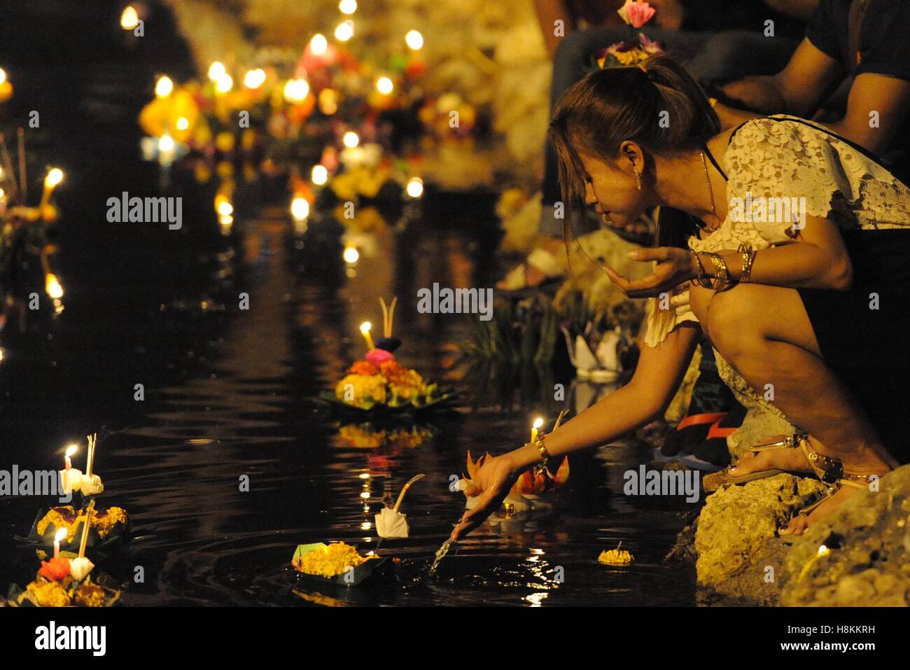 (161114) -- Samut Prakan (Thailandia), nov. 14, 2016 (Xinhua) -- una donna imposta a galla un Krathong in un parco a Samut Prakan Provincia, Thailandia, su nov. 14, 2016. Thailandia osservato l annuale Loy Krathong festival il lunedì. Come una tradizione che è stata seguita per almeno sette secoli, le persone insieme a galla lotus-zattere sagomata adornata con candele, incenso e fiori, noto come Krathongs, attorno alla dodicesima notte di luna piena del calendario tailandese e di augurare a un anno con la sfortuna di essere lavati via dalle acque. (Xinhua/Rachen Sageamsak) Foto Stock