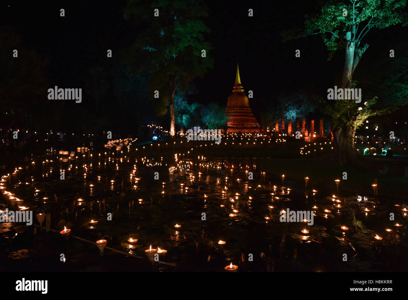 Bangkok. Xii Nov, 2016. Foto scattata il 9 novembre 12, 2016, mostra a lume di candela set Krathongs a galla su uno stagno all'interno di The Sukhothai Historical Park, Thailandia. Thailandia osservato l annuale Loy Krathong festival il lunedì. Come una tradizione che è stata seguita per almeno sette secoli, le persone insieme a galla lotus-zattere sagomata adornata con candele, incenso e fiori, noto come Krathongs, attorno alla dodicesima notte di luna piena del calendario tailandese e di augurare a un anno con la sfortuna di essere lavati via dalle acque. © Li Mangmang/Xinhua/Alamy Live News Foto Stock