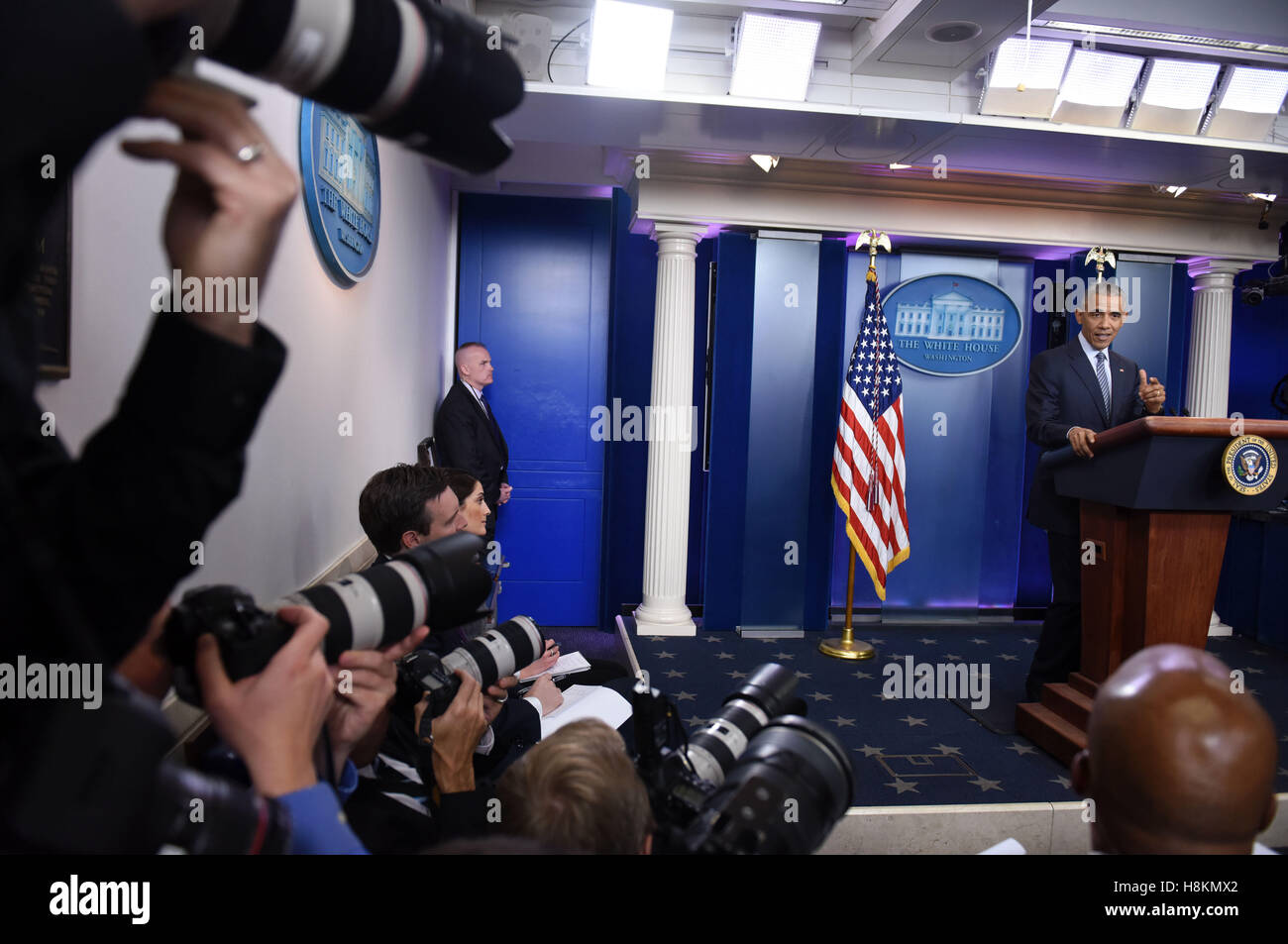 Washington, Stati Uniti d'America. Xiv Nov, 2016. Stati Uniti Il presidente Barack Obama parla alla sua prima conferenza stampa dal momento che la settimana scorsa il elezione presidenziale alla Casa Bianca di Washington, DC, Stati Uniti, nov. 14, 2016. Obama ha detto il lunedì che il suo successore Donald Trump, una frequente Organizzazione del Trattato del Nord Atlantico (NATO) critica sulla campagna presidenziale trail, è stato impegnato per la NATO. Credito: Yin Bogu/Xinhua/Alamy Live News Foto Stock