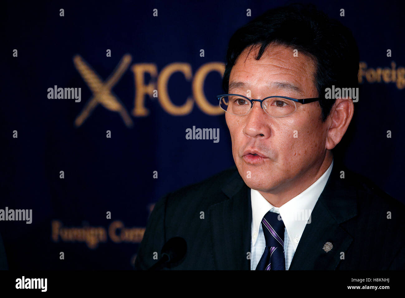 Hideki Kuriyama, manager del Giappone di baseball di Serie champions Hokkaido Nippon Ham Fighters, parla nel corso di una conferenza stampa presso i corrispondenti stranieri' Club del Giappone il 15 novembre 2016, Tokyo, Giappone. Nippon Ham Kuriyama estesa del contratto in una sesta stagione dopo che egli ha portato il team per il loro primo campionato in dieci anni. © Rodrigo Reyes Marin/AFLO/Alamy Live News Foto Stock