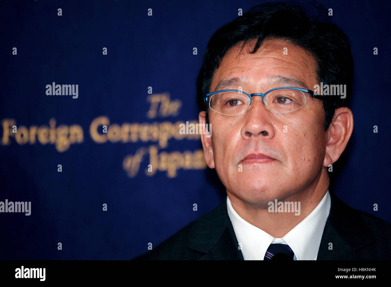 Hideki Kuriyama, manager del Giappone di baseball di Serie champions Hokkaido Nippon Ham Fighters, partecipa a una conferenza stampa presso i corrispondenti stranieri' Club del Giappone il 15 novembre 2016, Tokyo, Giappone. Nippon Ham Kuriyama estesa del contratto in una sesta stagione dopo che egli ha portato il team per il loro primo campionato in dieci anni. © Rodrigo Reyes Marin/AFLO/Alamy Live News Foto Stock
