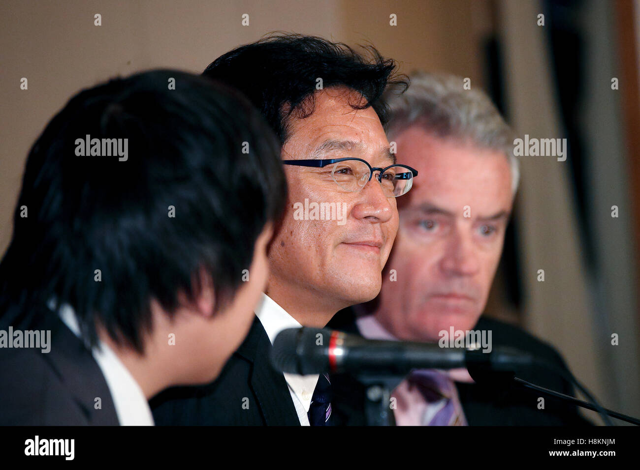 Hideki Kuriyama, centro, manager del Giappone di baseball di Serie champions Hokkaido Nippon Ham Fighters, partecipa a una conferenza stampa presso i corrispondenti stranieri' Club del Giappone il 15 novembre 2016, Tokyo, Giappone. Nippon Ham Kuriyama estesa del contratto in una sesta stagione dopo che egli ha portato il team per il loro primo campionato in dieci anni. © Rodrigo Reyes Marin/AFLO/Alamy Live News Foto Stock