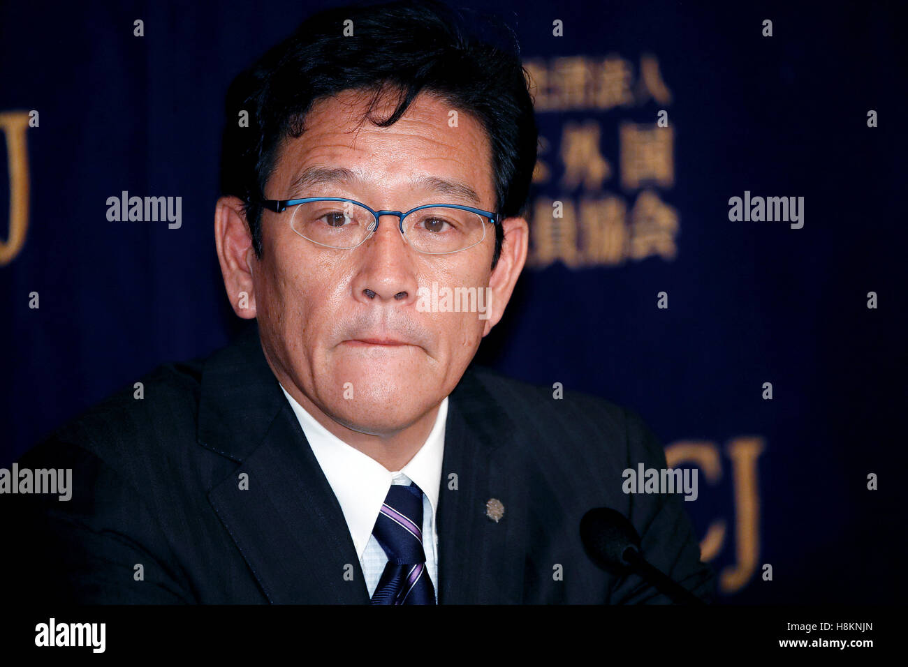 Hideki Kuriyama, manager del Giappone di baseball di Serie champions Hokkaido Nippon Ham Fighters, partecipa a una conferenza stampa presso i corrispondenti stranieri' Club del Giappone il 15 novembre 2016, Tokyo, Giappone. Nippon Ham Kuriyama estesa del contratto in una sesta stagione dopo che egli ha portato il team per il loro primo campionato in dieci anni. © Rodrigo Reyes Marin/AFLO/Alamy Live News Foto Stock
