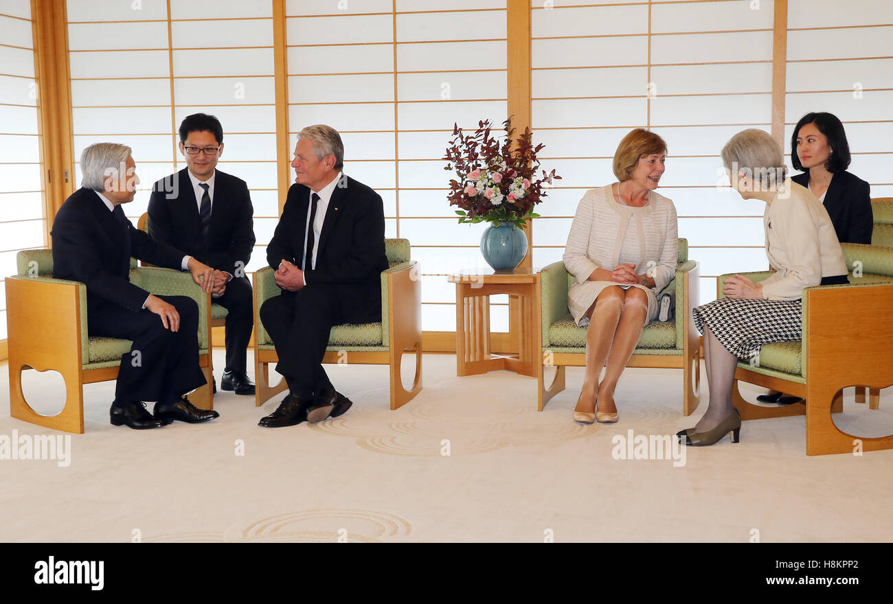 Tokyo, Giappone. Xv Nov, 2016. Il presidente tedesco Joachim Gauck (3-L) e la sua compagna Daniela Schadt (3-R) con la Giapponese Akihito emperior (L), imperatrice Michiko (2-R) e due traduttori in Tokyo, Giappone, 15 novembre 2016. Il capo dello stato tedesco è attualmente in Giappone su una cinque giorni di visita. Foto: Wolfgang Kumm/dpa/Alamy Live News Foto Stock