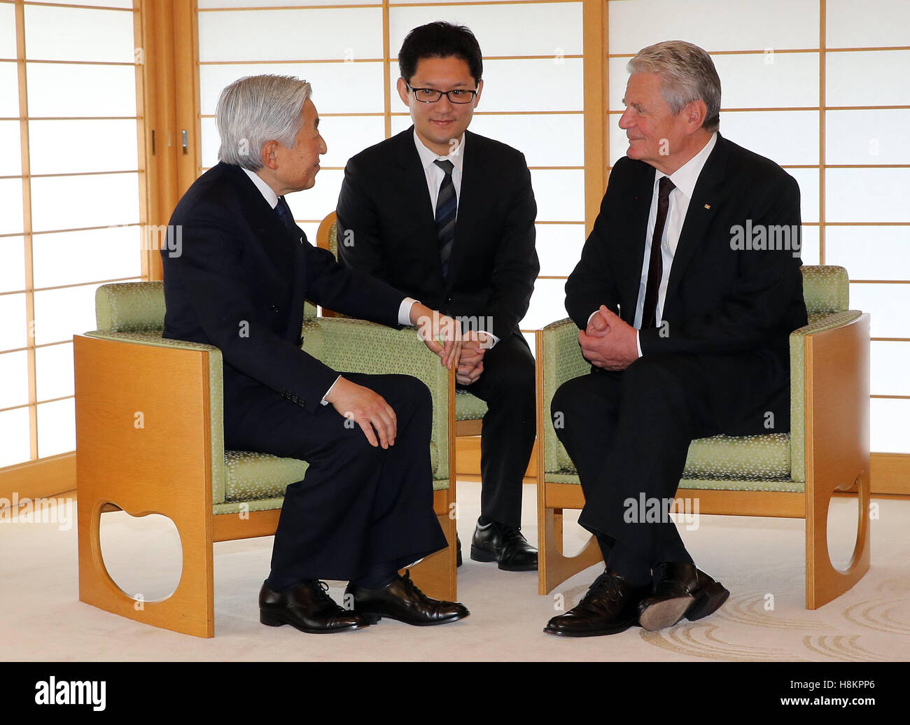Tokyo, Giappone. Xv Nov, 2016. Il presidente tedesco Joachim Gauck (R) con la Giapponese Akihito emperior (L) e un traduttore in Tokyo, Giappone, 15 novembre 2016. Il capo dello stato tedesco è attualmente in Giappone su una cinque giorni di visita. Foto: Wolfgang Kumm/dpa/Alamy Live News Foto Stock