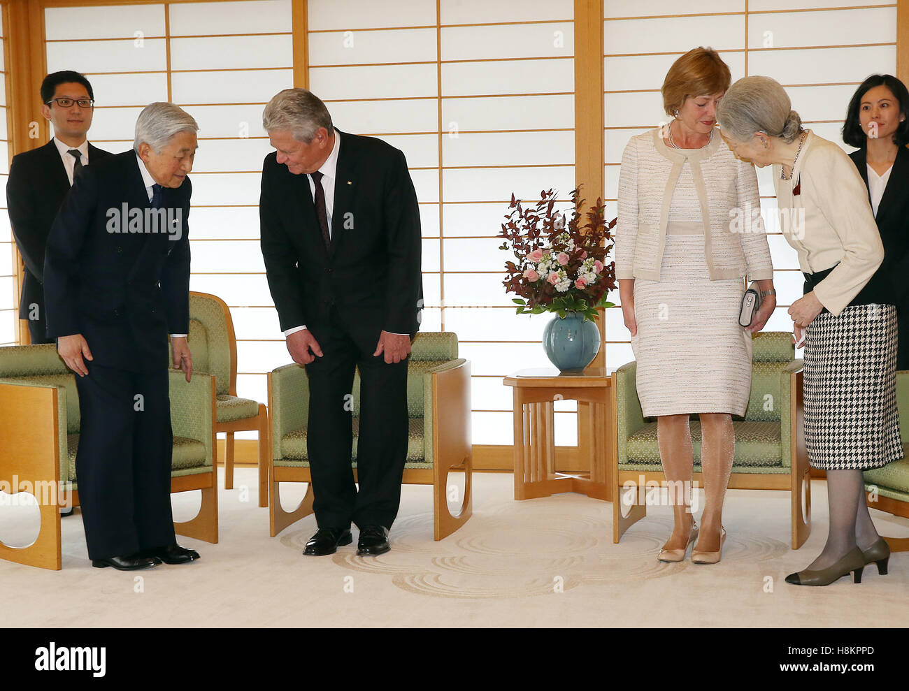 Tokyo, Giappone. Xv Nov, 2016. Il presidente tedesco Joachim Gauck (3-L) e la sua compagna Daniela Schadt (3-R) con la Giapponese Akihito emperior (L), imperatrice Michiko (2-R) e due traduttori in Tokyo, Giappone, 15 novembre 2016. Il capo dello stato tedesco è attualmente in Giappone su una cinque giorni di visita. Foto: Wolfgang Kumm/dpa/Alamy Live News Foto Stock