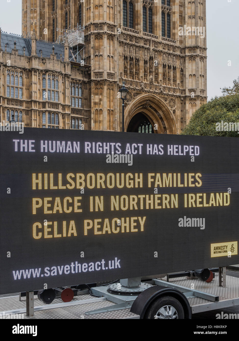 Westminster, Londra, Regno Unito. 15 Novembre, 2016. Amnesty International launch vasta campagna pubblicitaria sottolineando l'importanza della legge sui Diritti Umani per Hillsborough. I parenti di alcune delle vittime del disastro di Hillsborough ha rilasciato oggi una chiamata su Theresa Maggio a mantenere la legge sui Diritti Umani. La chiamata viene fornito come Amnesty International ha pubblicato un nuovo sondaggio YouGov che ha scoperto che la maggior parte delle persone (70%) nel Regno Unito che hanno espresso un parere non erano a conoscenza del ruolo che la legge sui Diritti Umani ha svolto nel centro storico dell' inchiesta. Credito: Guy Bell/Alamy Live News Foto Stock Westminster, Londra, Regno Unito. 15 Novembre, 2016. Amnesty International launch vasta campagna pubblicitaria sottolineando l'importanza della legge sui Diritti Umani per Hillsborough. I parenti di alcune delle vittime del disastro di Hillsborough ha rilasciato oggi una chiamata su Theresa Maggio a mantenere la legge sui Diritti Umani. La chiamata viene fornito come Amnesty International ha pubblicato un nuovo sondaggio YouGov che ha scoperto che la maggior parte delle persone (70%) nel Regno Unito che hanno espresso un parere non erano a conoscenza del ruolo che la legge sui Diritti Umani ha svolto nel centro storico dell' inchiesta. Credito: Guy Bell/Alamy Live News Foto Stock