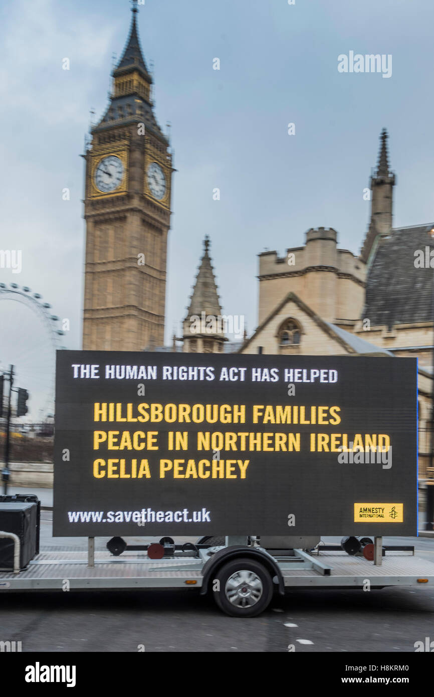 Westminster, Londra, Regno Unito. 15 Novembre, 2016. Amnesty International launch vasta campagna pubblicitaria sottolineando l'importanza della legge sui Diritti Umani per Hillsborough. I parenti di alcune delle vittime del disastro di Hillsborough ha rilasciato oggi una chiamata su Theresa Maggio a mantenere la legge sui Diritti Umani. La chiamata viene fornito come Amnesty International ha pubblicato un nuovo sondaggio YouGov che ha scoperto che la maggior parte delle persone (70%) nel Regno Unito che hanno espresso un parere non erano a conoscenza del ruolo che la legge sui Diritti Umani ha svolto nel centro storico dell' inchiesta. Credito: Guy Bell/Alamy Live News Foto Stock Westminster, Londra, Regno Unito. 15 Novembre, 2016. Amnesty International launch vasta campagna pubblicitaria sottolineando l'importanza della legge sui Diritti Umani per Hillsborough. I parenti di alcune delle vittime del disastro di Hillsborough ha rilasciato oggi una chiamata su Theresa Maggio a mantenere la legge sui Diritti Umani. La chiamata viene fornito come Amnesty International ha pubblicato un nuovo sondaggio YouGov che ha scoperto che la maggior parte delle persone (70%) nel Regno Unito che hanno espresso un parere non erano a conoscenza del ruolo che la legge sui Diritti Umani ha svolto nel centro storico dell' inchiesta. Credito: Guy Bell/Alamy Live News Foto Stock