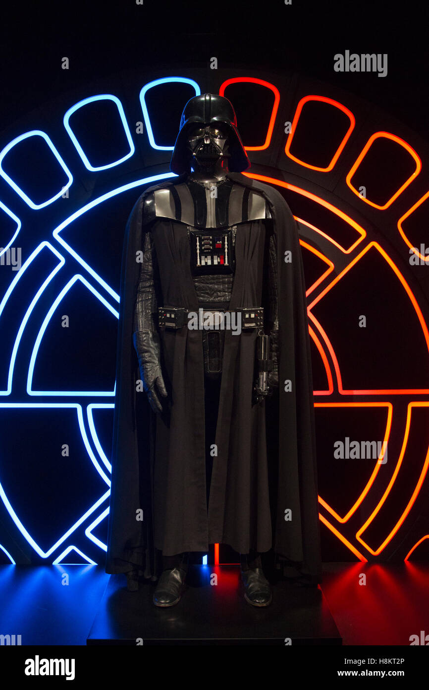 Londra, Regno Unito. Il 15 novembre 2016. Nella foto: Darth Vader costume. La rivoluzionaria mostra Star Wars Identities esplora la complessa nozione di identità attraverso i personaggi di Star Wars. I visitatori sono prese su un identità interattiva Ricerca e può visualizzare una collezione esclusiva di 200 puntelli, modelli di costumi e grafica dal film della serie di Guerre Stellari. La mostra è aperta al pubblico dal 18 novembre 2016 al 3 settembre 2017 all'O2. Credito: Bettina Strenske/Alamy Live News Foto Stock