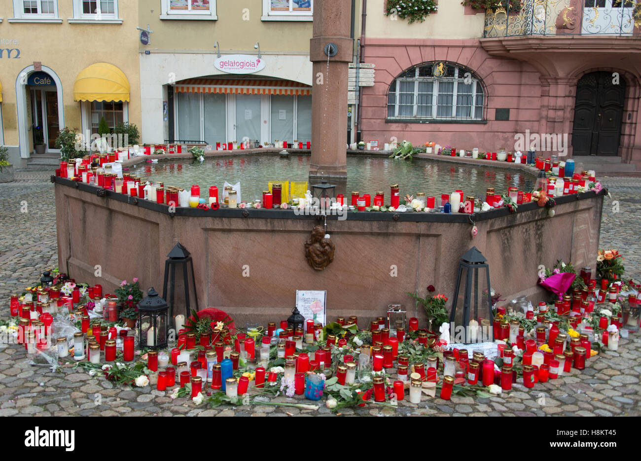 Endingen, Germania. Xv Nov, 2016. Le candele e le lettere dalla città ottimamente in Endingen, Germania, 15 novembre 2016. Le indagini della polizia sono in corso dopo il corpo di un assassinato 27-anno-vecchio pareggiatore è stata trovata nella zona. Foto: Peter Seeger/dpa/Alamy Live News Foto Stock