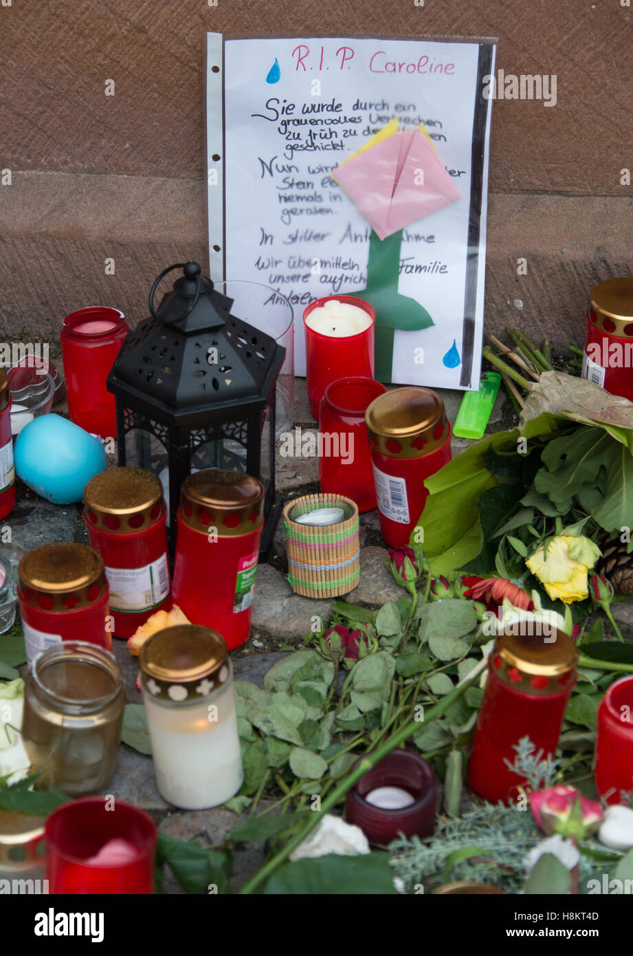 Endingen, Germania. Xv Nov, 2016. Le candele e le lettere dalla città ottimamente in Endingen, Germania, 15 novembre 2016. Le indagini della polizia sono in corso dopo il corpo di un assassinato 27-anno-vecchio pareggiatore è stata trovata nella zona. Foto: Peter Seeger/dpa/Alamy Live News Foto Stock