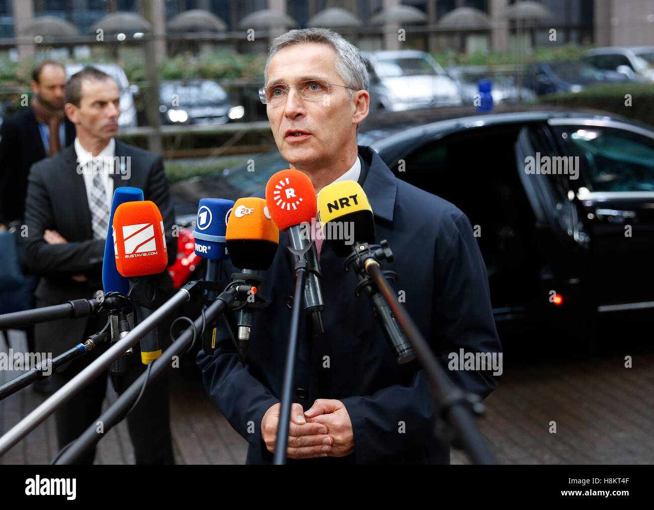 Bruxelles, Belgio. Xv Nov, 2016. Il Segretario Generale della NATO Jens Stoltenberg parla ai media come egli arriva per una riunione dei ministri della difesa UE a livello di UE con sede a Bruxelles, Belgio, nov. 15, 2016. Credito: Voi Pingfan/Xinhua/Alamy Live News Foto Stock