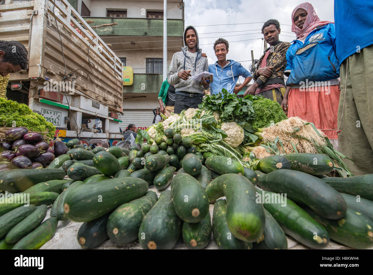 Addis Abeba, Etiopia- la gente del luogo di acquisto e di vendita di verdure a Addis Mercato, il più grande mercato all'aperto in Africa. Foto Stock